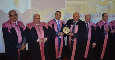 بالصور.. تكريم 75 باحثًا فى احتفالية عيد العلم بجامعة المنصورة