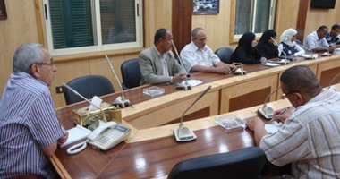 لجنة للتفتيش على الاشتراطات البيئية بقرية الإيمان فى إدفو