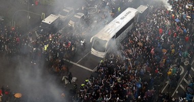 بالفيديو.. استقبال أسطورى لحافلة ريال مدريد قبل مواجهة سيتى فى دورى الأبطال