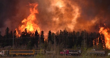 السلطات الكندية تصدر أوامر إجلاء للعديد من البلدات الحدودية بسبب الحرائق
