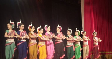 بالصور.."دونا جانجولى" الهندية تقدم عروضها الفنية بمسرح ثقافة الاسماعيلية