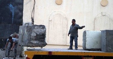 محافظة القاهرة تواصل إزالة الحواجز الخرسانية من محيط مقر "الداخلية" القديم