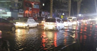 بالفيديو والصور.. كسر ماسورة مياه بشارع فيصل وتوقف حركة المرور