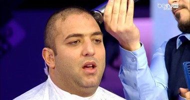 بالفيديو.. ميدو ينفذ وعده بحلاقة شعره على الهواء بعد تتويج ليستر بالبريميرليج