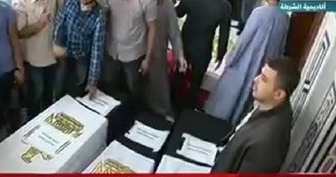 بالفيديو.. المئات من أسر شهداء "حادث حلوان الإرهابى" يشاركون بالجنازة