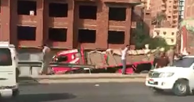 صحافة المواطن: بالفيديو.. سقوط سيارة نقل ثقيل من أعلى كوبرى بنها