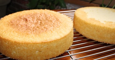 طريقة عمل الكيكة الاسفنجية بسهولة.. لأنها أساس الحلويات
