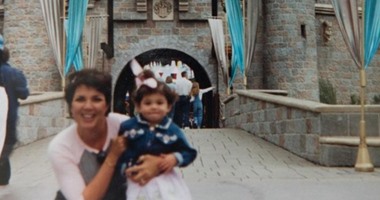 كريس جينر تنشر صورة قديمه مع ابنتها كيلى فى "Disneyland"