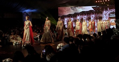بالصور.. الفلكلور يلون عرض مصممة الأزياء الباكستانية "عائشة عبد الرحمن"