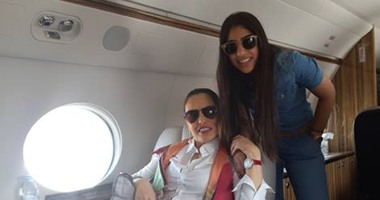 الفنانة شيريهان تنشر صورها مع ابنتها أثناء السفر بالطائرة