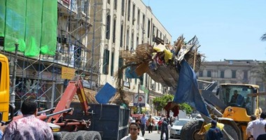 شرطة المرافق بمدينة نصر تشن حملة لإزالة التعديات بالحى العاشر.. محافظ القاهرة لـ"صاحب محل مخالف": "لو معكش ترخيص ملكش كلام عندى".. الحملة شملت معارض "الفوانيس" و"الياميش".. والأهالى يطلقون الزغاريد 