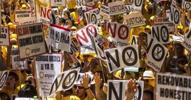 الحكومة الإسبانية تقر مشروع قانون التظاهر.. و7 أعضاء يحتجون أمام البرلمان مكممين الأفواه ويصفونه بقانون "الإسكات".. القانون يحظر تداول صور الشرطة على الإنترنت ويفرض غرامة على المظاهرات غير المرخصة