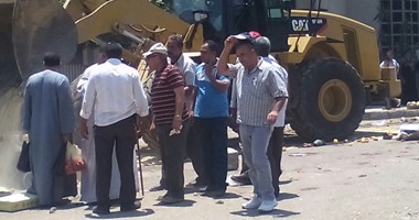 نائب محافظ القاهرة يترأس حملة لإزالة سوق خضر مخالف بمنطقة المنهل
