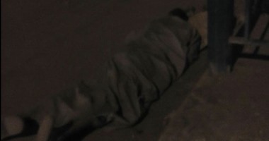 "واتس آب اليوم السابع": مواطن ينام على الأرض بجانب السيارات بالطريق الدائرى