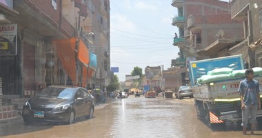 بالصور.. غرق قرية ميت يزيد بالسنطة بعد انفجار ماسورة المياه الرئيسية