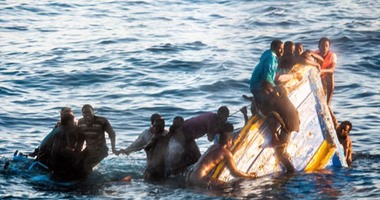 خفر السواحل اليونانى ينقذ مئات المهاجرين قبالة جزر بحر إيجه