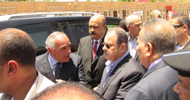 وزير الداخلية يزور مصابى حادث الكرنك ويلتقى الضباط لمناقشة الخطط الأمنية