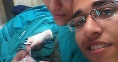 "واتس آب اليوم السابع": طبيب يلتقط سيلفى أثناء إجرائه عملية لمريض بالسويس