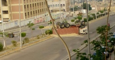 "واتس آب اليوم السابع": انقلاب شاحنة نقل ثقيل أمام قسم القطامية