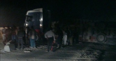 إصابة شخصين فى حادث إنقلاب شاحنة مواد بترولية بالوادى الجديد