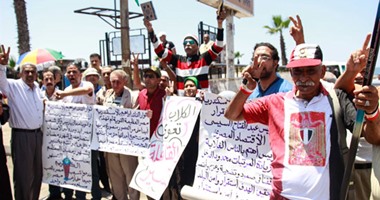 بالصور.. متظاهرو القائد إبراهيم ينظمون وقفة لدعم الدولة ضد الإرهاب