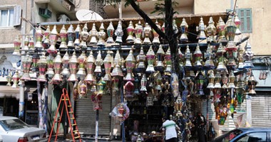 فوانيس رمضان أشكال وألوان بأيدى الصناع المصريين
