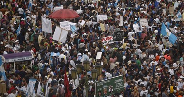 آلاف المتظاهرين فى جواتيمالا يطالبون برحيل الرئيس