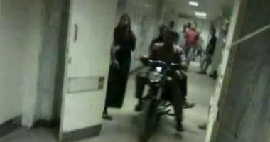 "واتس آب اليوم السابع": مواطن يستقل دراجة بخارية داخل مستشفى القناطر