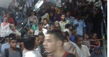 تكدس المواطنين بمحطة مترو الشهداء بسبب إغلاق "السادات"
