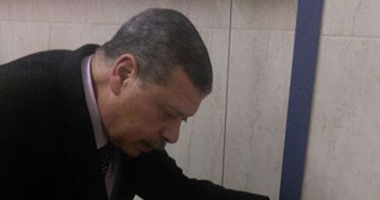 بالصور.. مدير أمن القاهرة يزور أمين الشرطة المصاب أثناء ضبط إرهابى الخليفة