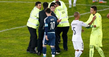 بالصور.. ميسى يُنقذ مشجعا من قبضة الأمن بعد الفوز على أوروجواى