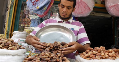 أسماء نجوم السياسة وكرة القدم تختفى من سوق "تمر رمضان" بالإسماعيلية