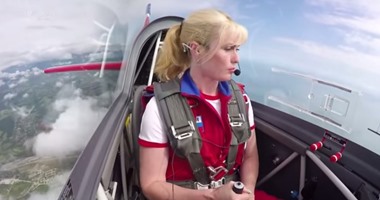 بالفيديو.. طيارة روسية تبهر العالم بحركات بهلوانية فى السماء