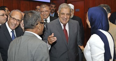 هيئة البريد المصرى تهدى رئيس الوزراء درعاً تكريماً لجهوده وعطائه