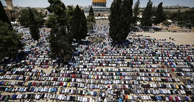 عشرات الآلاف من الفلسطينيين يؤدون صلاة الجمعة فى رحاب المسجد الأقصى