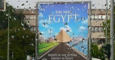 بالفيديو.. انتشار لافتات "مصر الجديدة" فى محيط مطار برلين