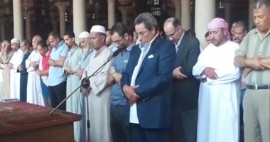 بالفيديو.. محمود سعد يقيم صلاة الجنازة على شقيقه بمسجد عمرو بن العاص