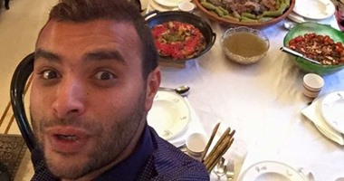 رامى صبرى ينشر صورة له بـ"فيس بوك" على مائدة إفطار أصالة