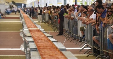 طباخون يعدون أطول بيتزا فى العالم بمعرض إكسبو بإيطاليا