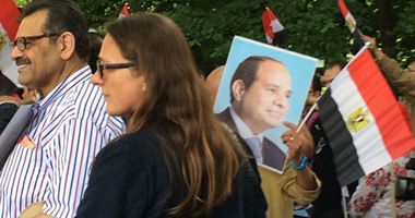أفراد الجالية المصرية فى ألمانيا يتجمعون للترحيب بـ"السيسى" أمام مقر إقامتة 