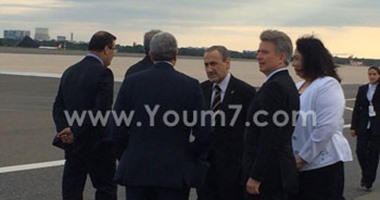 سفير مصر بألمانيا يصل مطار "تيجل" لاستقبال السيسى