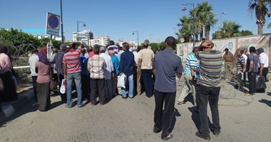 بالصور.. وقفة لعمال مصر إيران بالسويس ضد إيقاف العمل بالشركة
