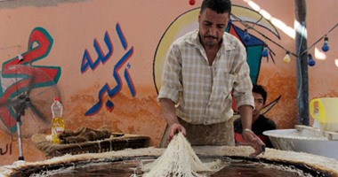 بالفيديو والصور.. "الكنافة الرش" و"القطايف" تنعشان سوق حلويات رمضان