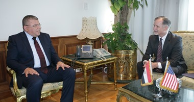 وزير الاتصالات يبحث مع السفير الأمريكى بالقاهرة فرص الاستثمار بمصر