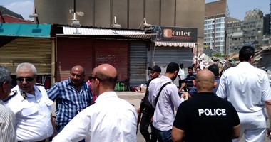 بالفيديو.. ضابط شرطة لـ"صاحب مقهى" رفض تنفيذ قرار غلقه:"أبوس أيدك إهدى عشان خاطر سنك"