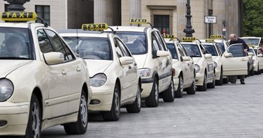 المئات من سائقى التاكسى يتظاهرون فى باريس تنديدا بتطبيق "أوبر بوب"