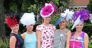 بالصور.. نساء يرتدين فساتين ملونة وقبعات ضخمة بأكبر سباق للخيل ببريطانيا