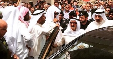 بالفيديو.. أمير الكويت يصل موقع التفجير الإرهابى بمسجد الشيعة