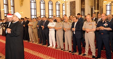 صور الرئيس السيسى ووزير الدفاع خلال أداء صلاة الجمعة بمسجد المشير طنطاوى