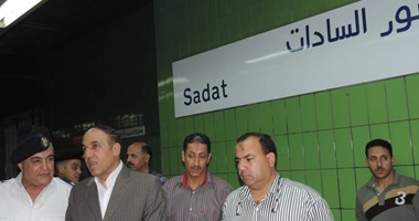 بالصور.. مدير شرطة النقل يتفقد محطتى "مترو السادات" وسكة حديد القاهرة